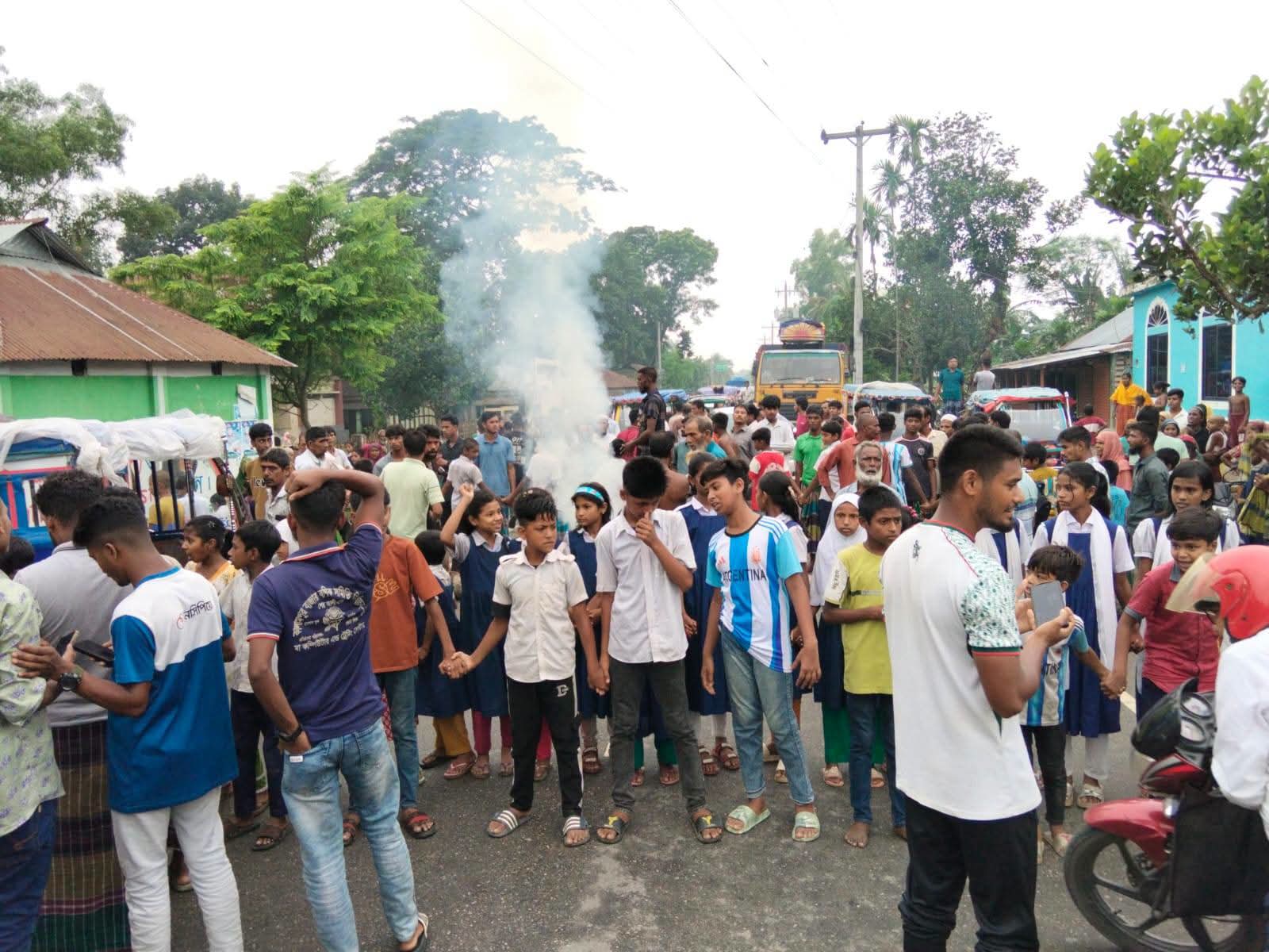 মাদারগঞ্জে ট্রাকের চাপায় দুই শিশু শিক্ষার্থী গুরুতর আহত, প্রতিবাদে সড়ক অবরোধ
