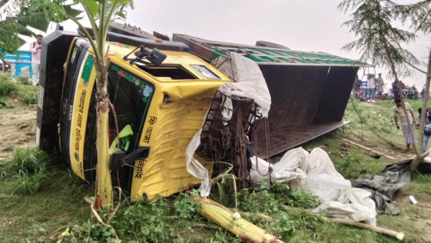 টাঙ্গাইলে রডবোঝাই ট্রাক উল্টে খাদে: চাপা পড়ে ১৫ যাত্রীর মর্মান্তিক মৃত্যু, আহত ৯